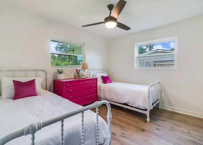 Location W/king Bed & Coffee Bar *