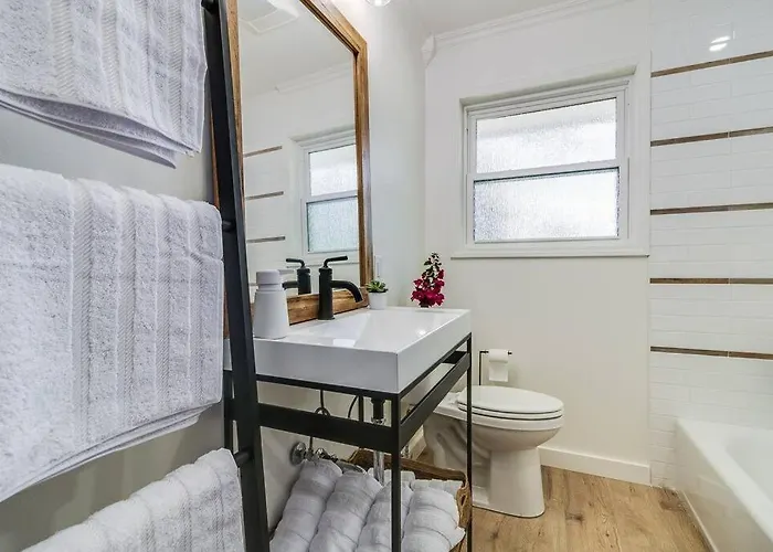Location W/king Bed & Coffee Bar